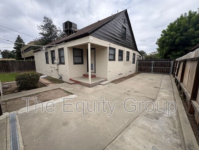 Building Photo - 309 W Noble Ave
