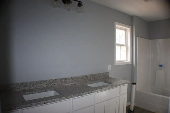 Building Photo - Available the first week of Feb!