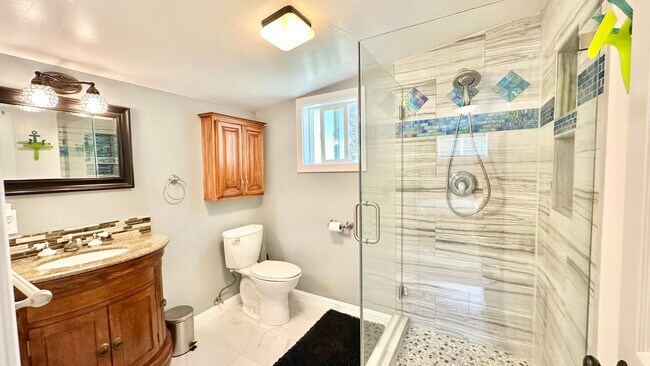Building Photo - Spacious & Private Studio Layout Guest Hom...