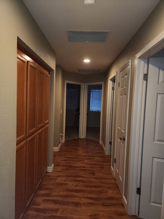 Building Photo - 4 Bedroom 3 Bathroom in the Sylvan School District