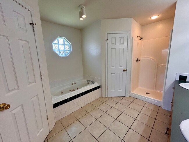 Building Photo - Cozy 3 Bedroom/2 Bathroom Home for Rent in...