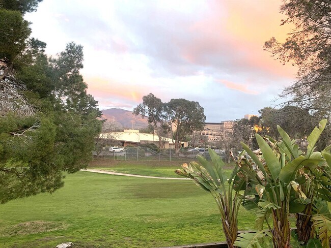 Building Photo - 1632 Siskiyou Dr