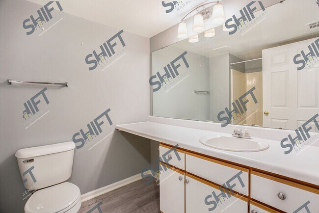 Building Photo - 3065 Poplar Creek - Updated Condo