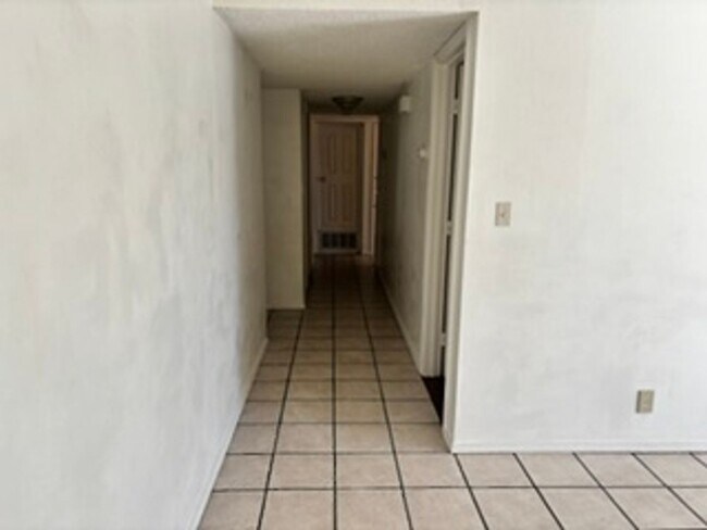Building Photo - 808 Kelton St