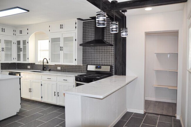 Building Photo - 114 Yates St