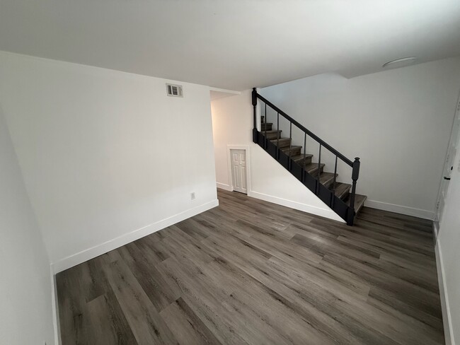 Building Photo - 1543 W 42nd St