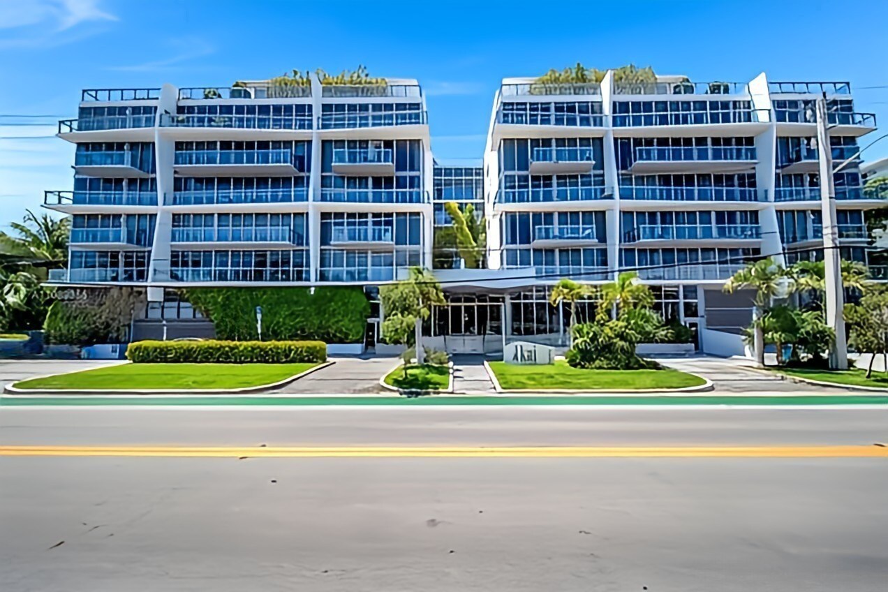 Building Photo - 9940 W Bay Harbor Dr