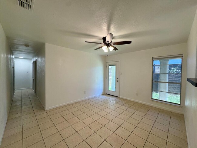 Building Photo - 6202 N Hampton Dr