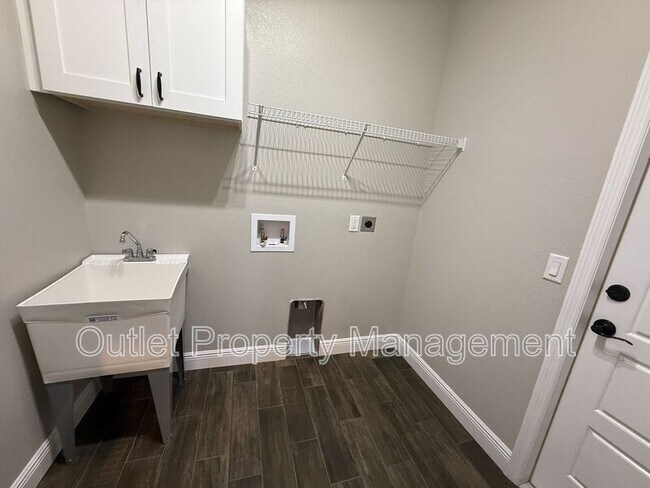 Building Photo - 926 Feather Dr