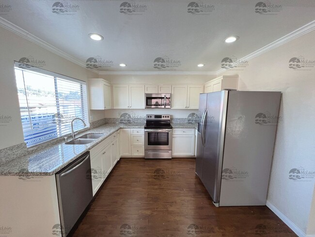 Building Photo - 3 Bed/2 Bath Two Story Townhome in Gated C...