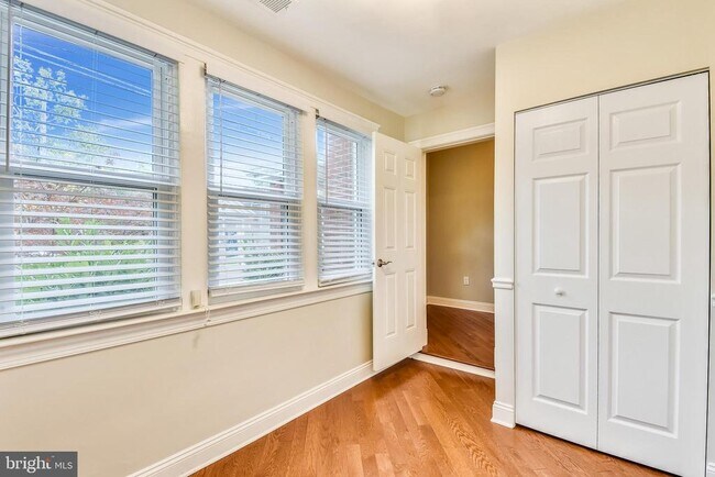 Building Photo - 214 E Monroe Ave