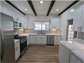 Building Photo - 452 S Oakhurst Dr