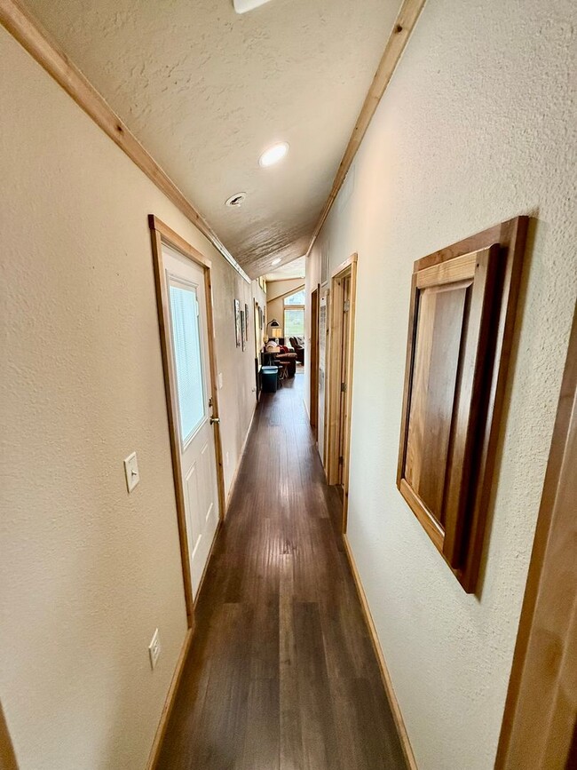 Building Photo - 208 Loves Ln