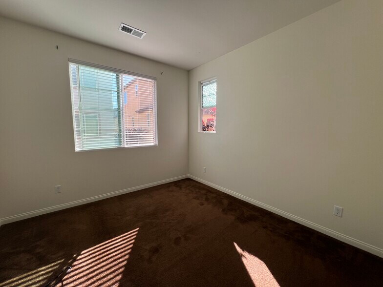Building Photo - 1707 Frangipani Ave