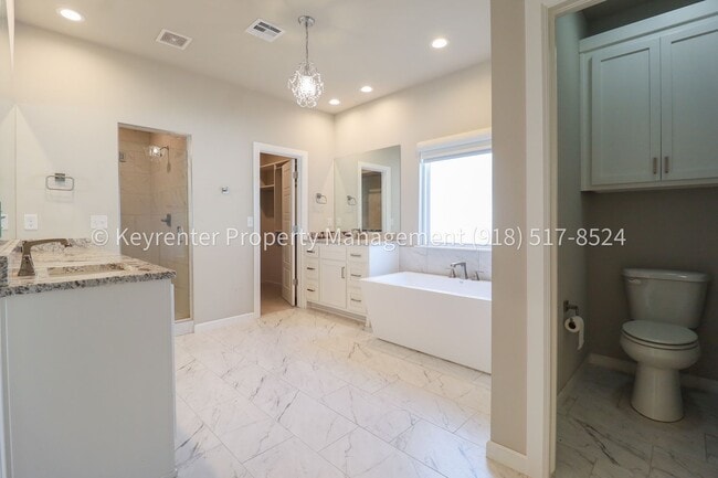 Building Photo - COMING SOON! Marvelous and Modern 3 Bed/ 3.5 Bath Home in South Broken Arrow!