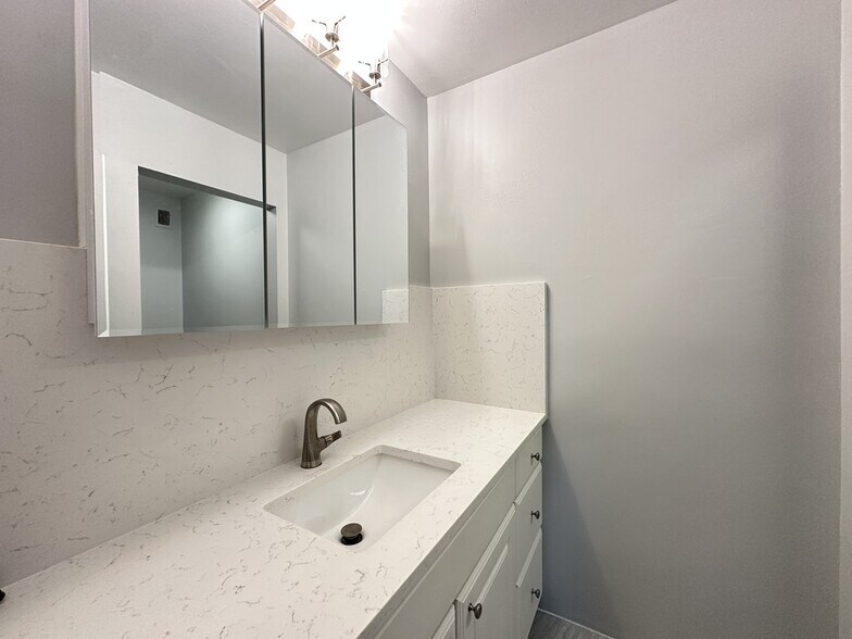 Building Photo - 8644 Skokie Blvd