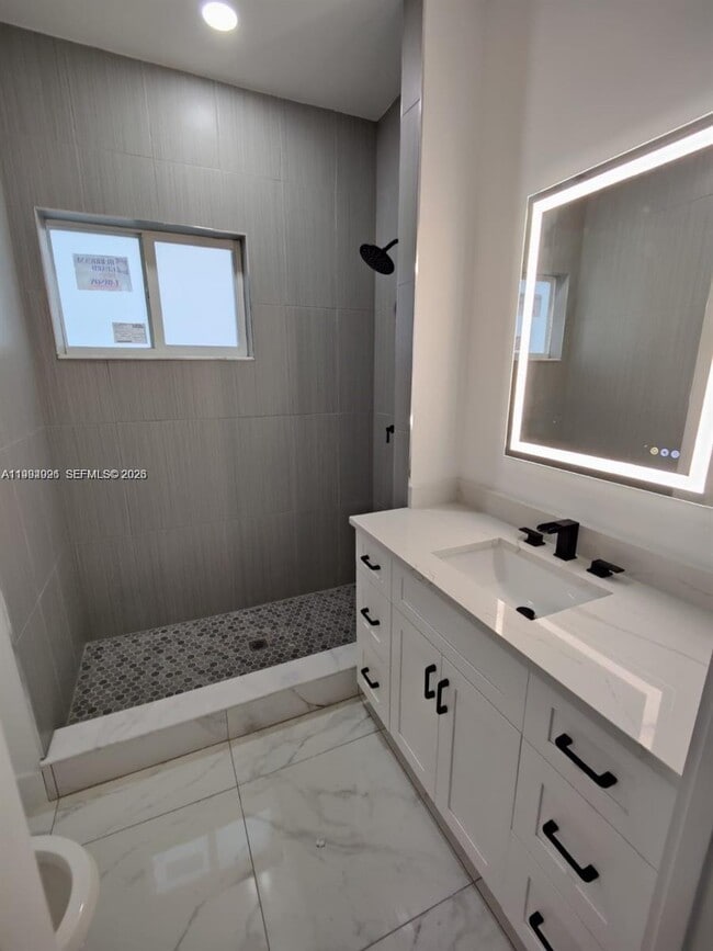 Building Photo - 716 NW 37th Ave