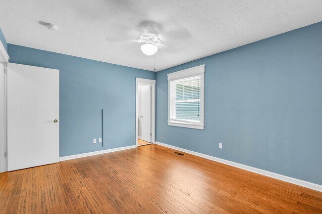 Building Photo - Beautiful Red Bank Home!