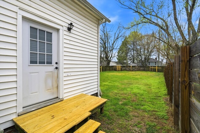 Building Photo - 401 E Oak Hill Ave