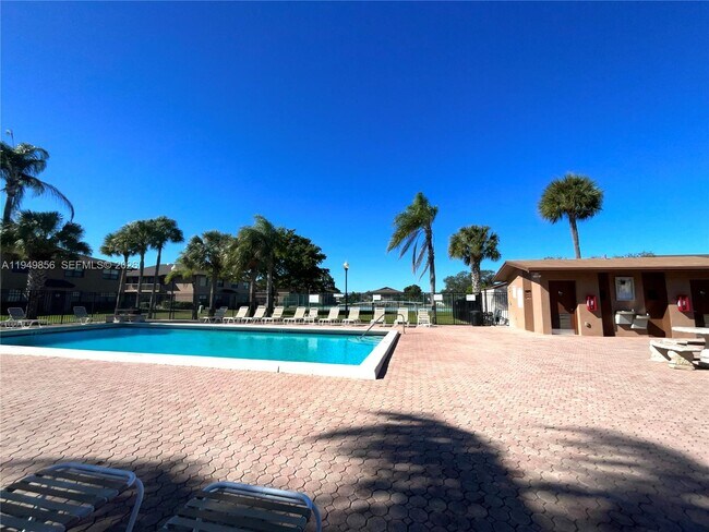 Building Photo - 10043 Winding Lake Rd