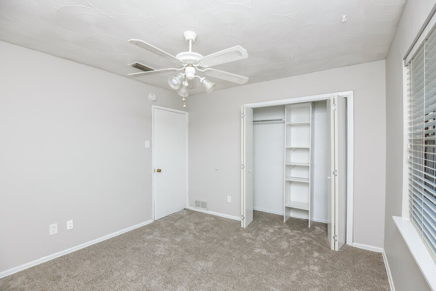 Building Photo - 2532 Belhaven Dr