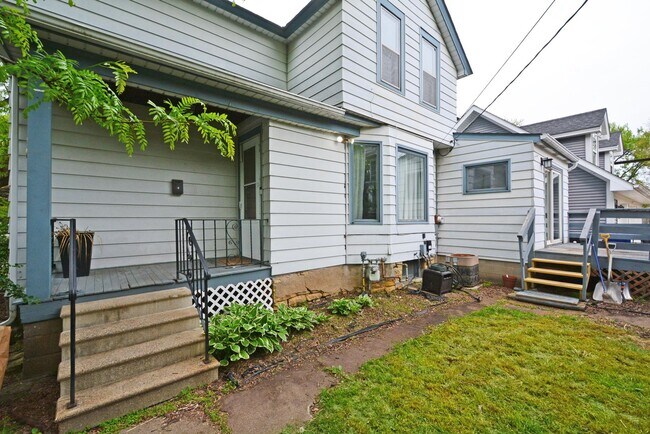 Building Photo - Beautiful 3-Bed 1.5-Bath Home Available Now in St. Paul!