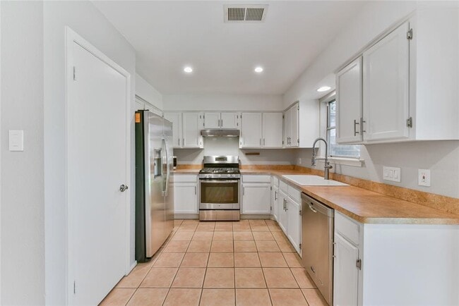 Building Photo - 9108 Texas Sun Dr
