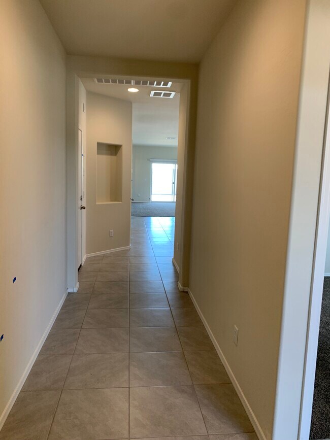 Building Photo - 1025 W Falls Canyon Dr