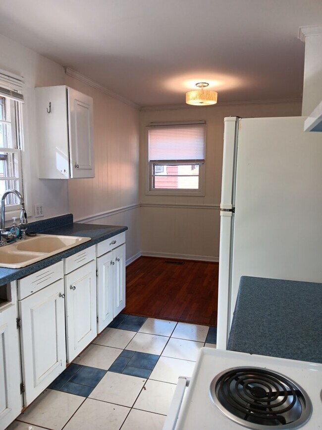 Building Photo - 3 BR Belmont Home with Fenced in Yard!