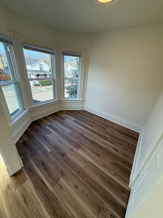 Building Photo - 654 Central St