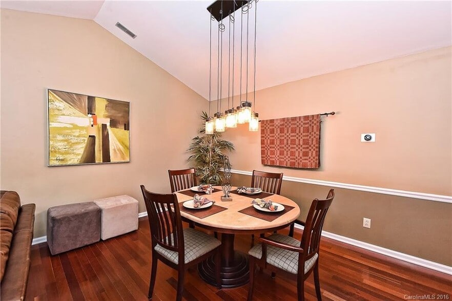 Building Photo - 3300 Selwyn Farms La