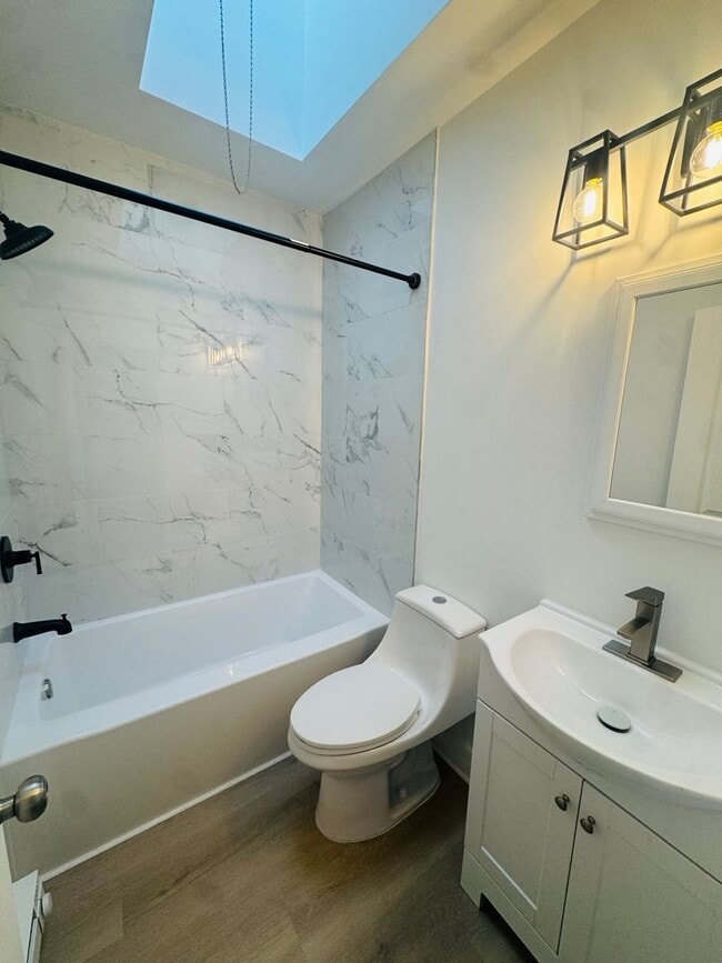 Building Photo - Refreshed 3bd/1bath House! Section 8 ONLY!