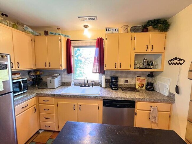 Building Photo - Horsemans Property