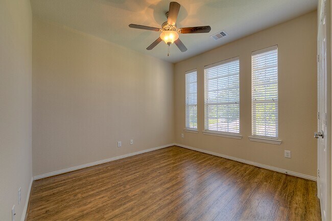 Building Photo - 10 Quillwood Pl