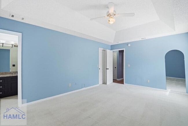 Building Photo - 405 Club Dr