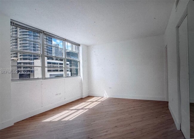 Building Photo - 999 Brickell Bay Dr