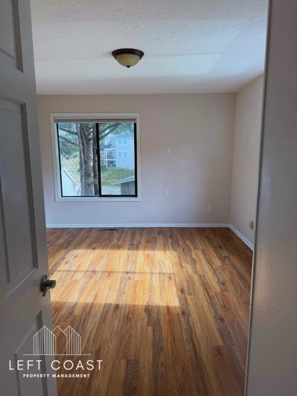 Building Photo - 6215 NE Oar Dr