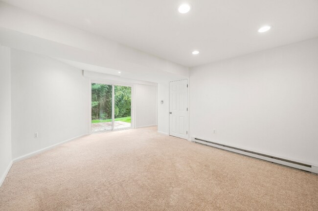 Building Photo - 302 Pinebrooke Cir