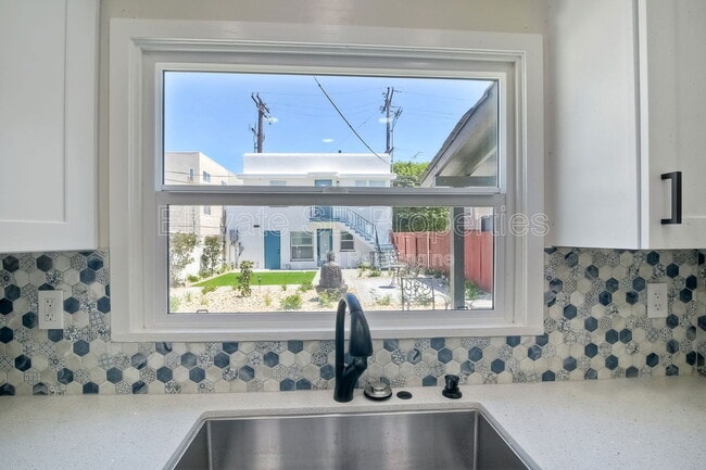 Building Photo - 4685 Hamilton St