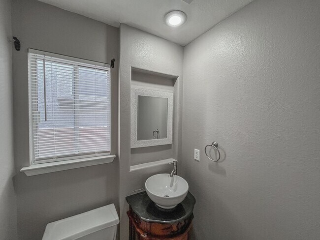 Building Photo - Spacious 4-Bedroom Home in Prime Green Val...