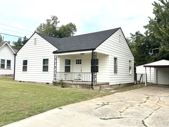 Building Photo - 1701 NE 18th St