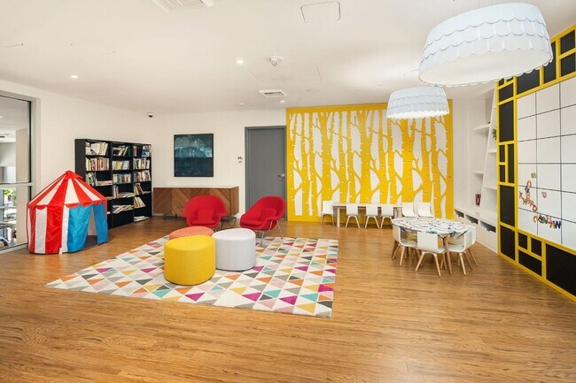 Building Photo - 2Bd/1.75Ba Bellevue Condo