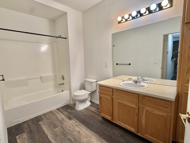 Building Photo - 3002 W Elizabeth St