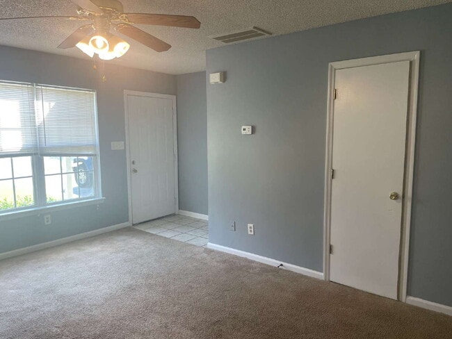 Building Photo - Two Bedroom, 1.5 Bath Townhome-201 Mesa Ln.