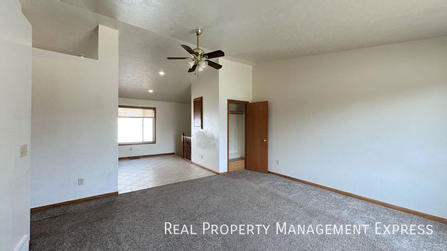 Building Photo - Prime Location 3-Bedroom Gem