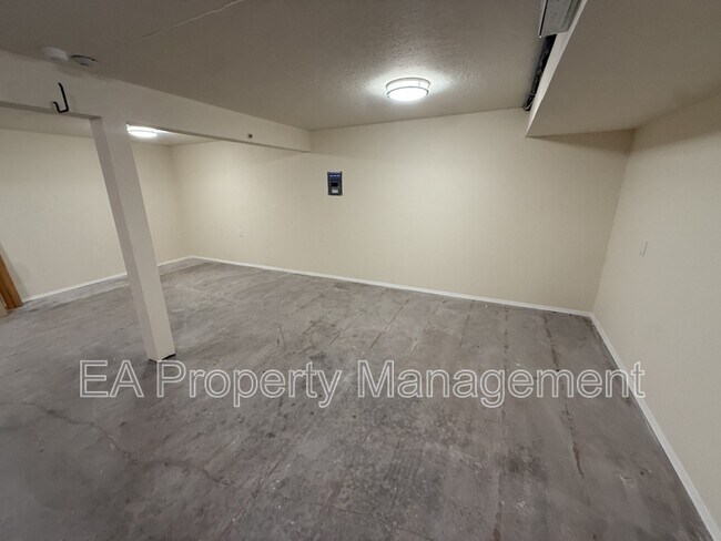 Building Photo - 500 Oakwood Pl NE