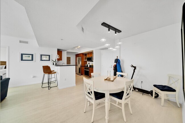 Building Photo - 1551 N Flagler Dr