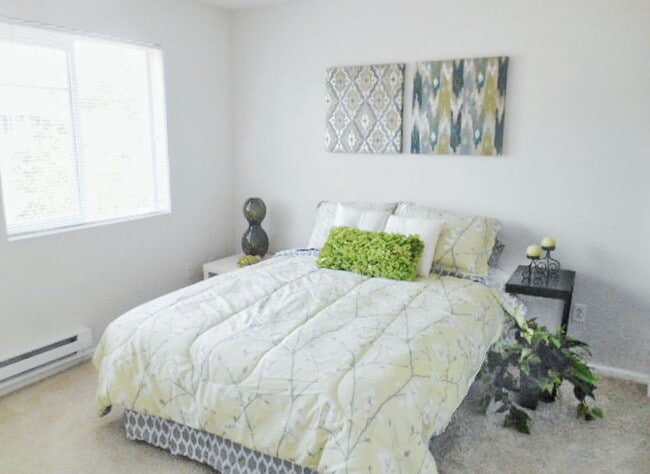 Building Photo - Amazing location with private yard space