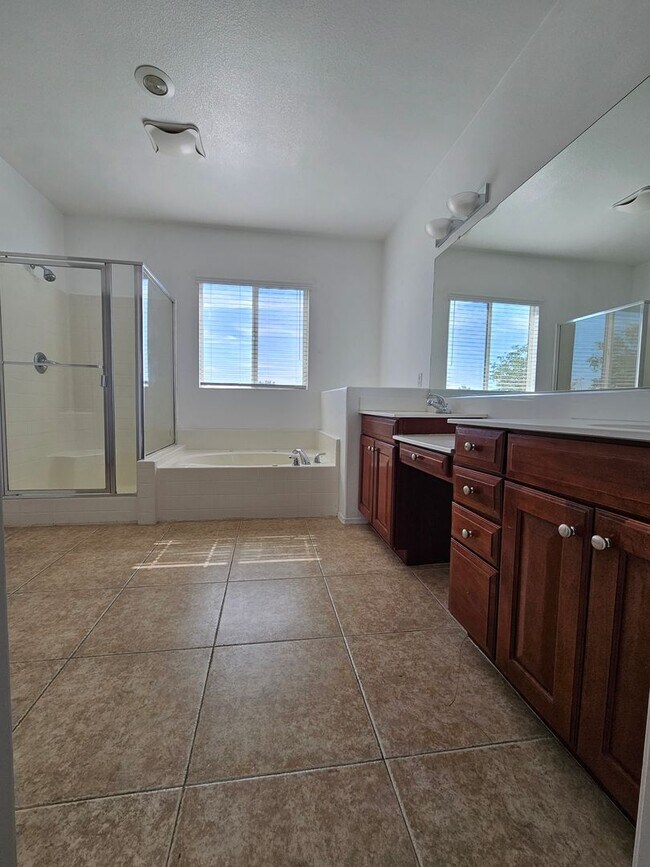 Building Photo - 5 BEDROOM OAK HILLS / HESPERIA HOME