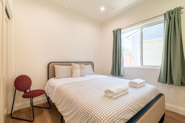 Building Photo - Contemporary New home in Monrovia